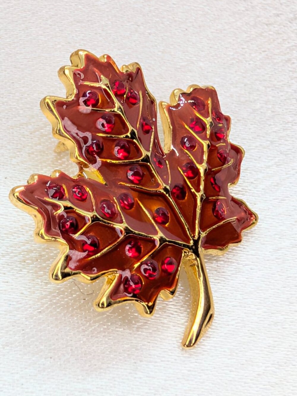 NEW Red Maple Leaf Put 'Em Pin - Picture 2 of 6